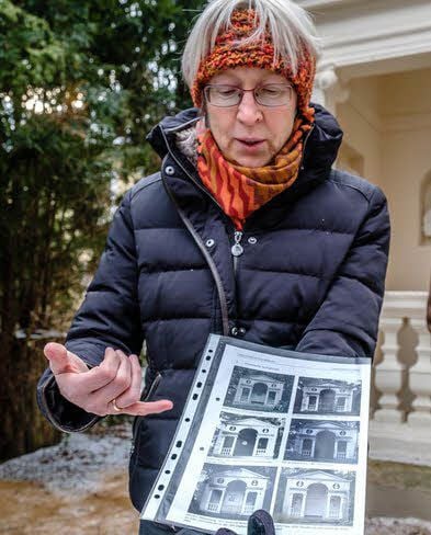 Annette Scholtka mit alten Ansichten