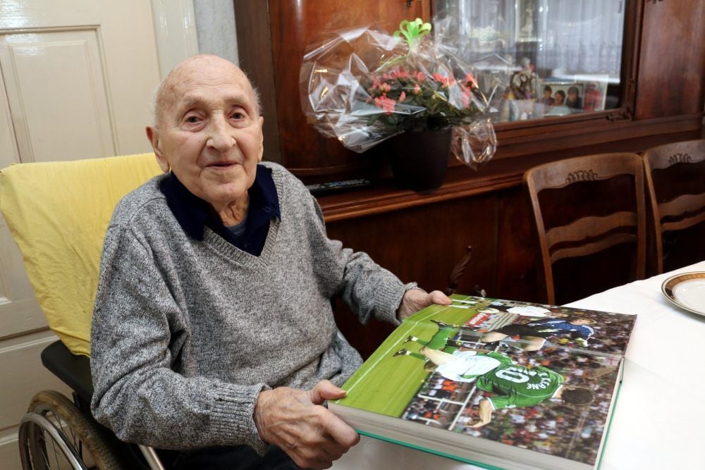 Immer noch blättert der 95-jährige Günther Ehrhardt gern in seinen Sportbüchern.
