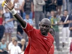 Liberias Fußballstar George Weah winkt nach seinem Abschlussspiel am 11. Juni 2005 im Velodrome-Stadion von Marseille den Zuschauern zu. Der ehemalige Stürmer ist im Wahlkampf, er möchte Präsident von Liberia werden. (Foto: dpa)