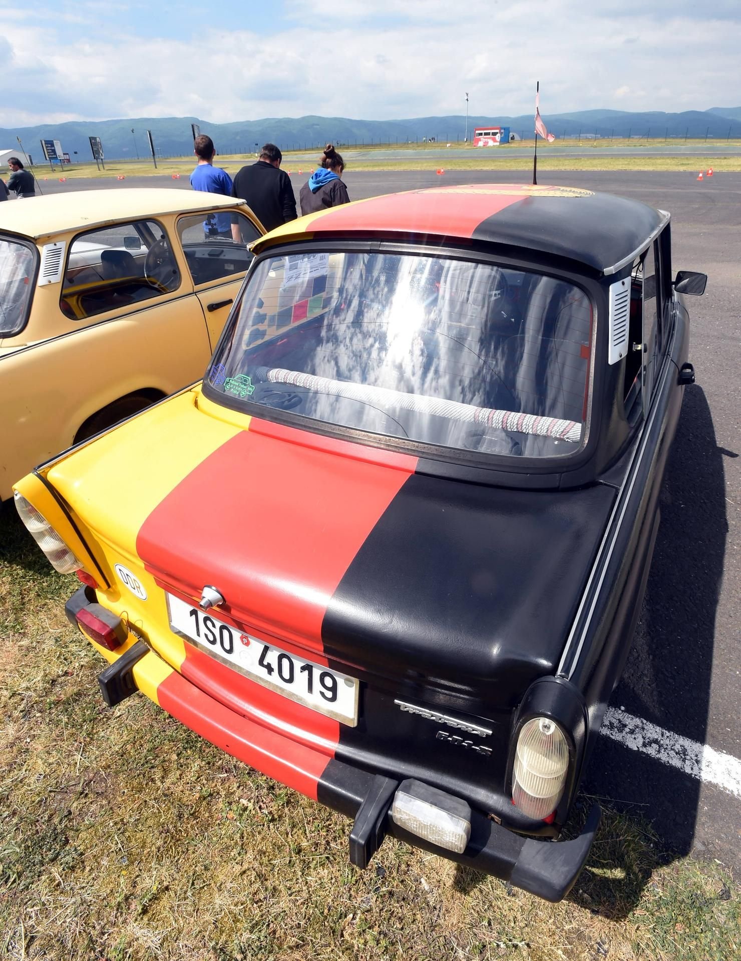 Ein schwarz-rot-gold lackierter Trabi bei einem Treffen