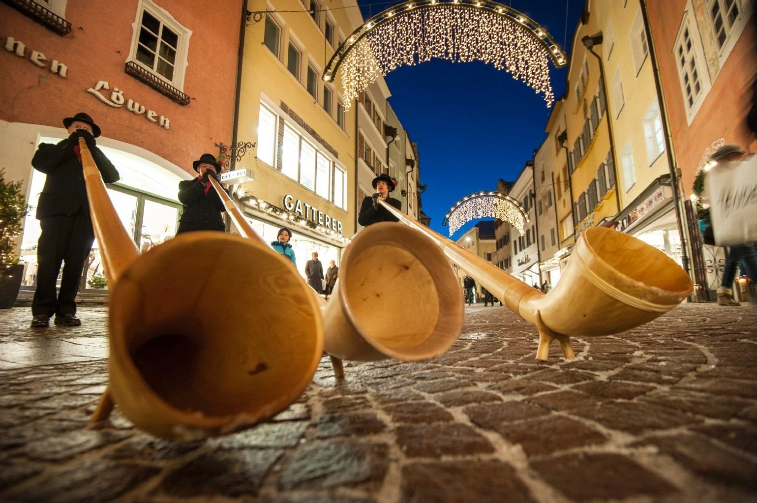 Im beschaulichen südtiroler Städtchen Bruneck laden Alphornbläser zum Christkindlmarkt. Hier finden Besucher allerlei einheimische Spezialitäten, zum Beispiel Pustertaler Erdäpfel.