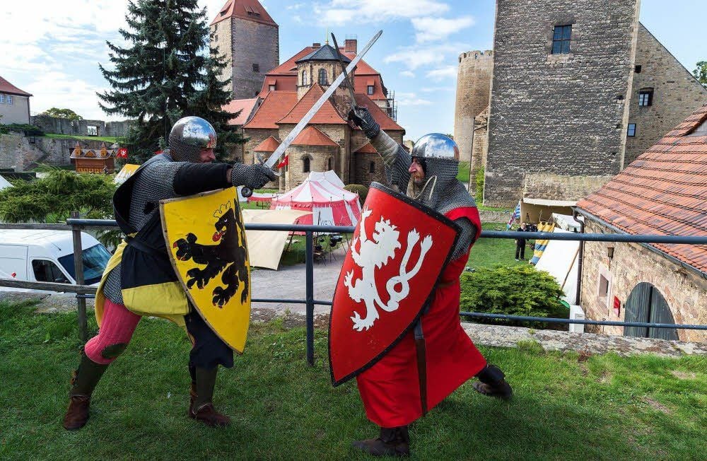 Die Ritter der Leibgarde des Königs üben sich indes im Schwertkampf.