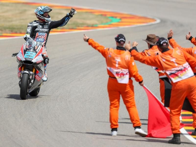 Marcel Schrötter feiert seinen dritten Platz. Foto: Jan Woitas