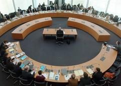 Der Botschafter am Heiligen Stuhl, Gerd Westdickenberg, wird am Mittwoch (20.04.2005) im Sitzungssaal des Untersuchungsausschusses des Bundestages in der Visa-Affäre in Berlin als Zeuge vernommen. Westdickenberg war der damalige Leiter der Rechtsabteilung des Auswärtigen Amts. (Foto: dpa)