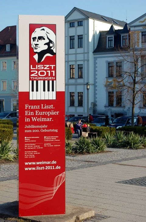 Auf den Komponisten und die Veranstaltungen zum «Liszt-Jahr» wird in der Stadt an vielen Stellen hingewiesen - zum Beispiel gleich vor dem Bahnhof. (FOTO: DPA)