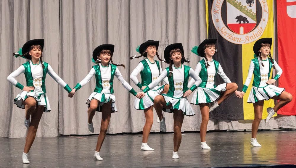 Die Teeniegarde des Roitzscher Carnevalsvereins hat in Merseburg einen glänzenden Auftritt hingelegt.