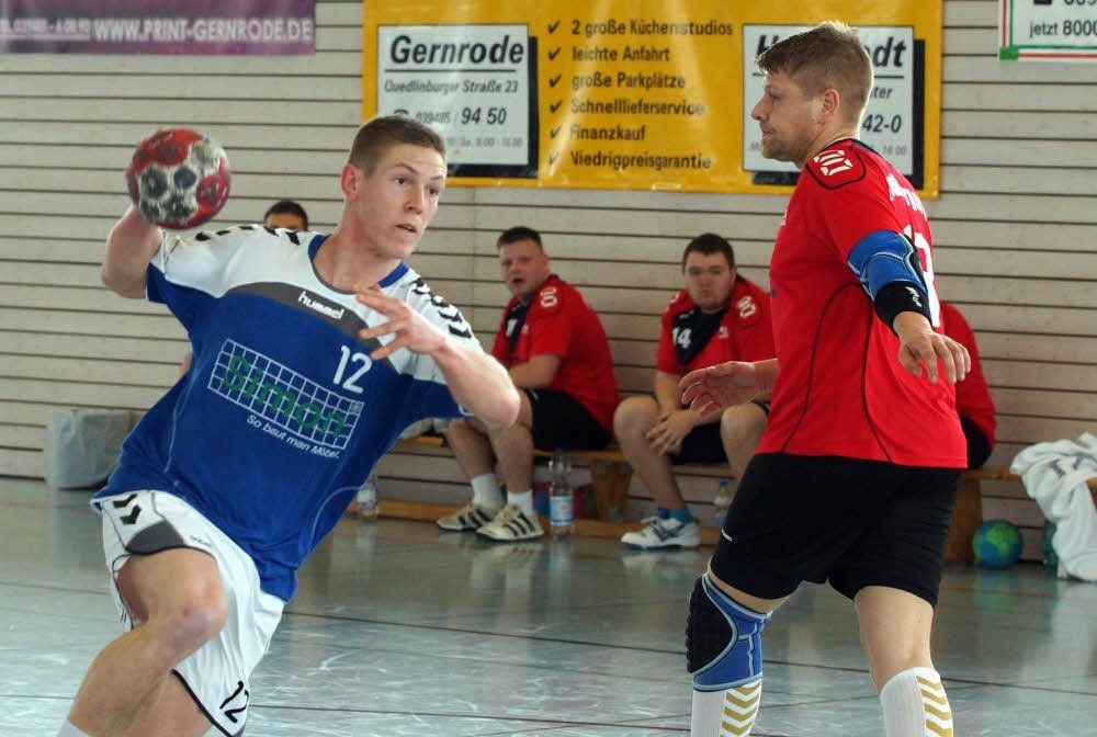 Ben Böttcher (l.) reist mit Germania Gernrode nach Glinde, um gegen den QSV, hier Marcel Walhauer vom QSV II, im Pokal anzutreten.