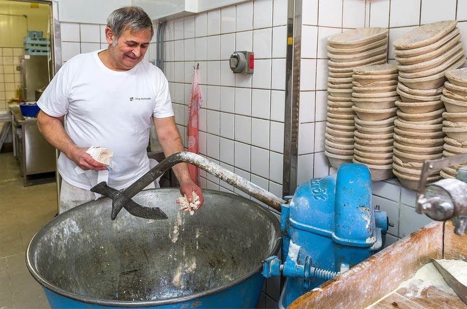Bei Gerhard Koch ist beim Stollenbacken noch Handarbeit gefragt.