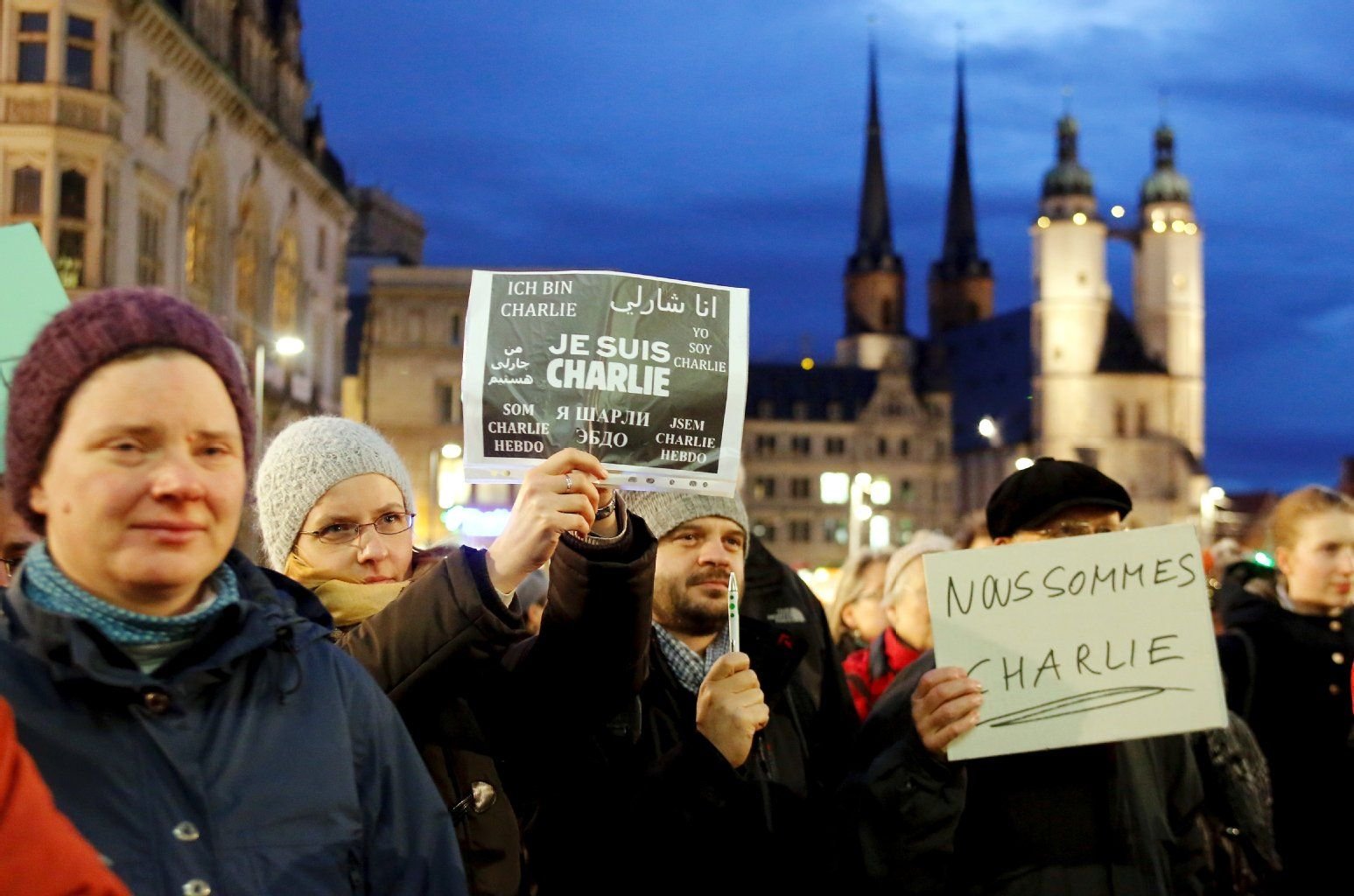 Mehr als 50 Hallenser haben sich am Dienstagnachmittag um 17 Uhr auf dem Marktplatz in Halle an einer stillen Kundgebung beteiligt.