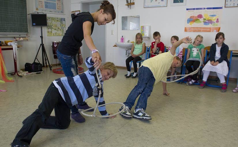 Unter Anleitung von Sarah Hein kamen Justin und Nicklas (l.) ganz schön ins Schwitzen, besonders bei der Stützwaage mit Lasso.