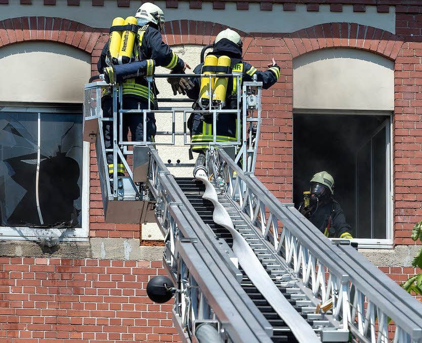 Die Feuerwehr war auch mit der Drehleiter im Einsatz.