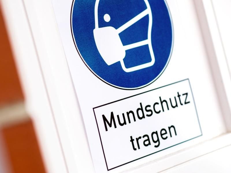 Ein Schild mit der Aufschrift „Mundschutz tragen“. Foto: Hauke-Christian Dittrich/dpa/Archiv
