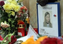 Blumen und ein Foto der ermordeten Jennifer W. stehen Ende Mai 2006 am Barbara-Uthmann-Brunnen am Marktplatz von Annaberg-Buchholz (Sachsen). (Foto: dpa)