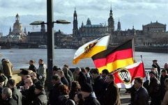 Neonazis nehmen anlässlich des 60. Jahrestages der Zerstörung Dresdens an dem Aufmarsch der rechtsextremen «Jungen Landsmannschaft Ostpreussen» durch die Dresdner Innenstadt teil. (Foto: ddp)