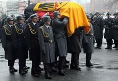 Soldaten der Bundeswehr tragen am Dienstag (07.02.2006) nach dem Staatsakt für Altbundespräsident Johannes Rau den Sarg vor dem Berliner Dom in Berlin an der Ehrenformation vorbei. (Foto: dpa)