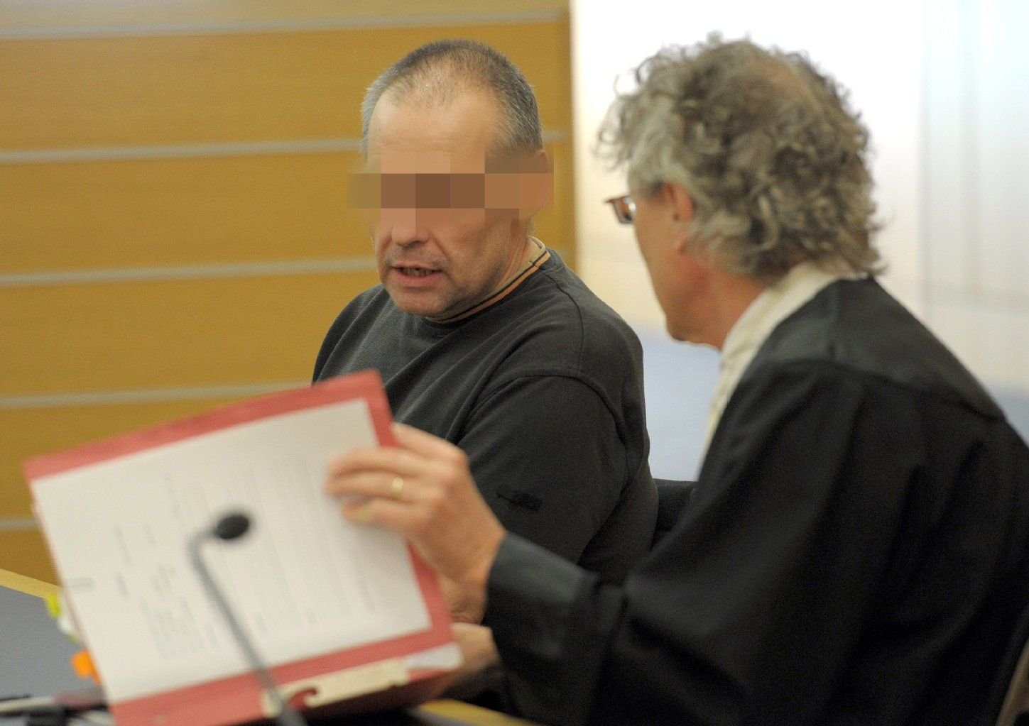 Der Angeklagte Siegfried C. (l) spricht in einem Gerichtssaal im Braunschweiger Landgericht (Niedersachsen) mit seinem Verteidiger Michael Hoppe.