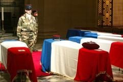 Die Särge der französischen Soldaten, die bei den Gefechten an der Elfenbeinküste getötet werden, in der Kapelle Val de Grace in Paris. (Foto: dpa)
