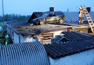 Ein Auto steht am Sonntag auf einem Dach in Stadtprozelten (Unterfranken). Wie in einem Actionfilm war ein Auto bei einem spektakulären Unfall nach etwa 30 Metern Flug auf dem Dach eines Sportheimes in Unterfranken gelandet. (FOTO: DPA)
