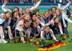 Die Spielerinnen der deutschen Hockey-Nationalmannschaft der Frauen jubeln mit ihren Goldmedaillen nach dem 2:1-Finalsieg über die Niederlande bei den Olympischen Spielen in Athen (Archivbild vom 26.08.2004). Die Hockey-Olympiasiegerinnen sind die «Sportler des Jahres» 2004. Dies ergab die traditionelle Umfrage der Internationalen Sportkorrespondenz (ISK) unter deutschen Sportjournalisten. (Foto: dpa)