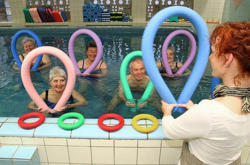 Regelmäßige Bewegung ist für Rheuma-Patienten besonders ratsam. Allerdings sollten sie beachten, dass einige Sportarten die Gelenke übermäßig belasten. Gut bei Rheuma sind Radfahren, Schwimmen, Aqua-Gymnastik oder auch Nordic Walking. Auch Übungen an Geräten, die die Muskeln aufbauen, sind förderlich. Squash, Tennis, Fußball oder Handball sind eher nicht geeignet.