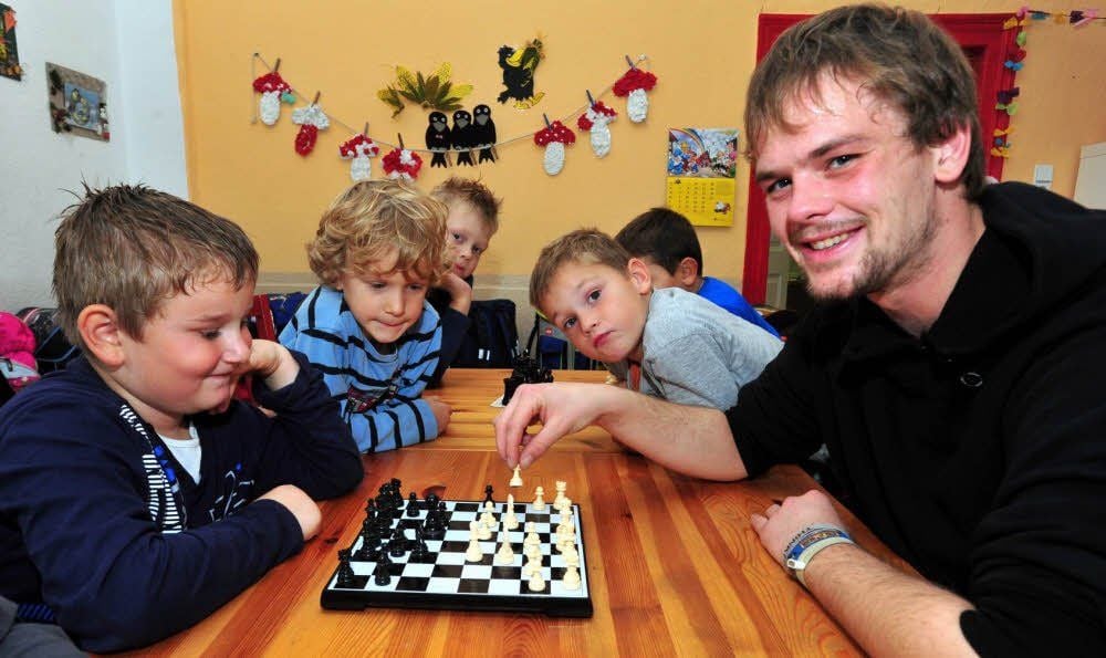Mathias Seelig hat im Lützener Hort Schach spielen eingeführt. Doch er bietet auch viele Bewegungsspiele draußen oder in der Sporthalle an.
