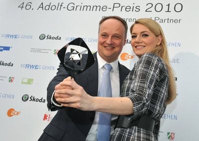 Moderator Oliver Welke und Schauspielerin Martina Hill freuen sich am über den Adolf-Grimme-Preis in der Kategorie «Unterhaltung» für die «heute-show». (FOTO: DPA)