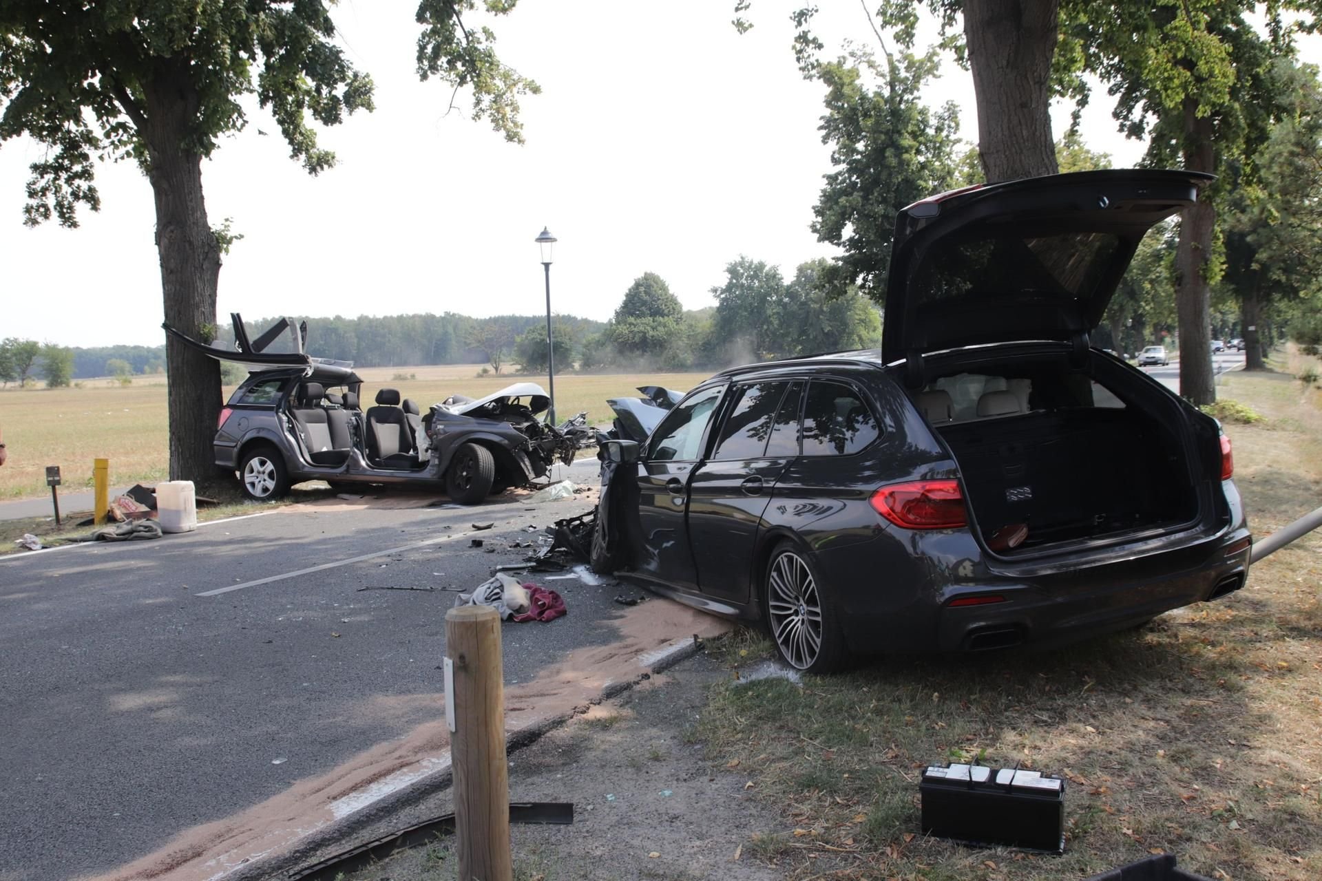 Wandlitz: Zwei stark beschädigte Autos stehen nach einem Unfall auf der Bundesstraße 109.