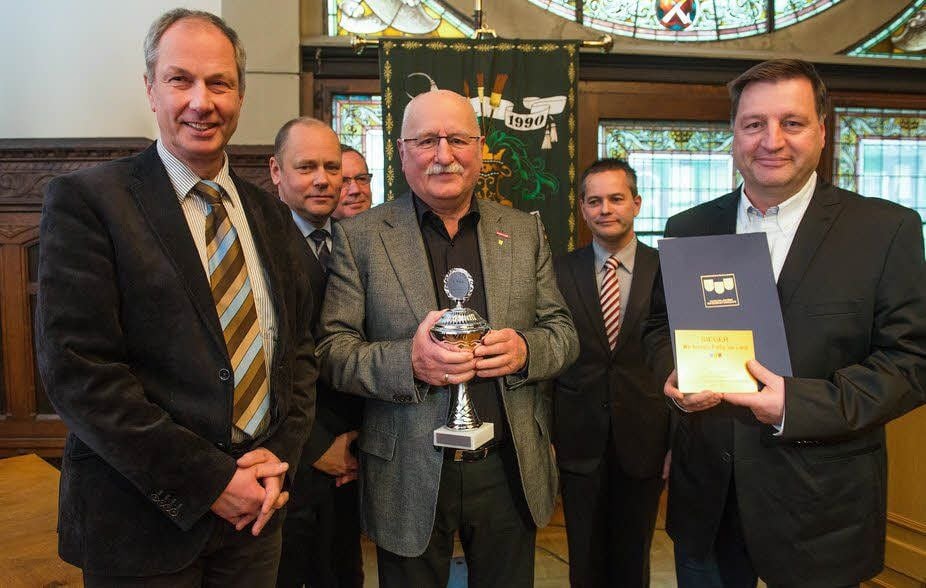Bei der Preisverleihung: Dieter (m.) und Ralf Baberski (r.) sowie als Gratulant Oberbürgermeister Eberhard Brecht.