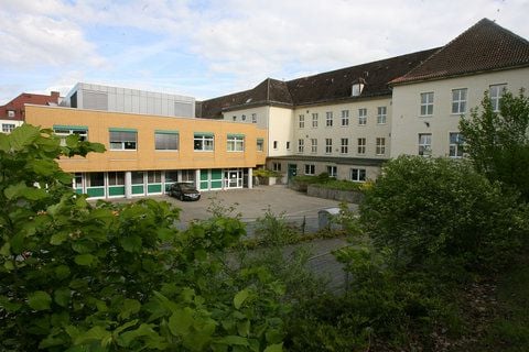 Blick auf das Altmark-Klinikum in Gardelegen. (ARCHIVFOTO: DPA)