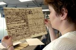 Mitarbeiterin Tamara Winkler betrachtet am Montag im Zentrum für Bucherhaltung (ZfB) in Leipzig ein Notenblatt von Johann Sebastian Bach aus dem Jahre 1733. Das ZfB will über eine Stiftung künftig Geld von Pravatpersonen und Wirtschaftsunternehmen für den Erhalt und die Restaurierung vom Büchern und Dokumenten einwerben. Durch staatliche Sparmassnahmen steht den Bibliotheken immer weniger Geld für Erhalt der Bestände zur Verfügung. Die Stiftung nimmt am Samstag ihre Arbeit auf.