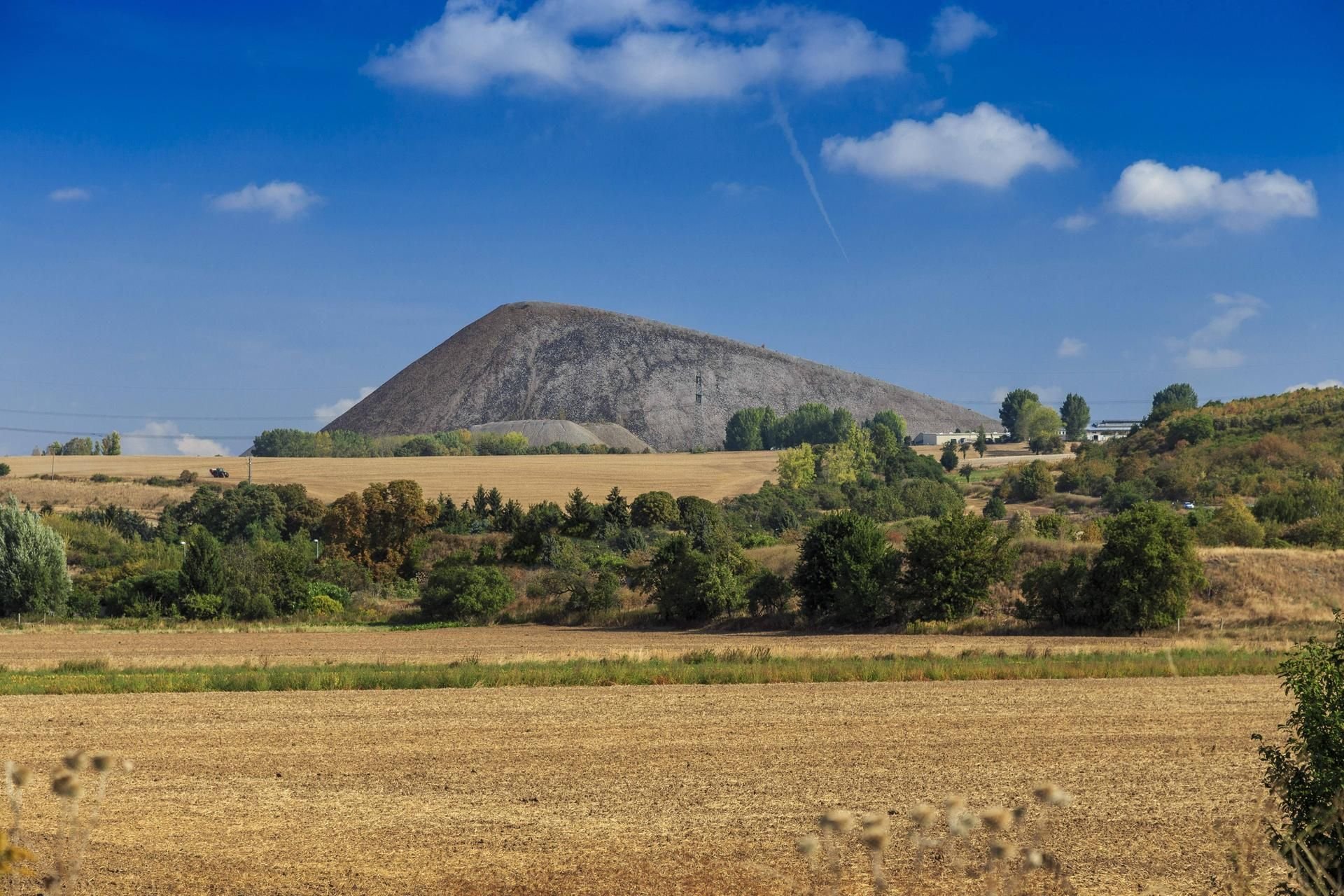 Die Abraumhalden des Kupferschieferbergbaus im Mansfelder Land bei Eisleben sind weithin sichtbare Landmarken.