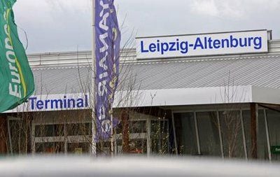 Blick auf das Terminal des Flughafens Altenburg. Über dem Gebäude ist der Schriftzug «Leipzig-Altenburg» angebracht. (FOTO: DPA)