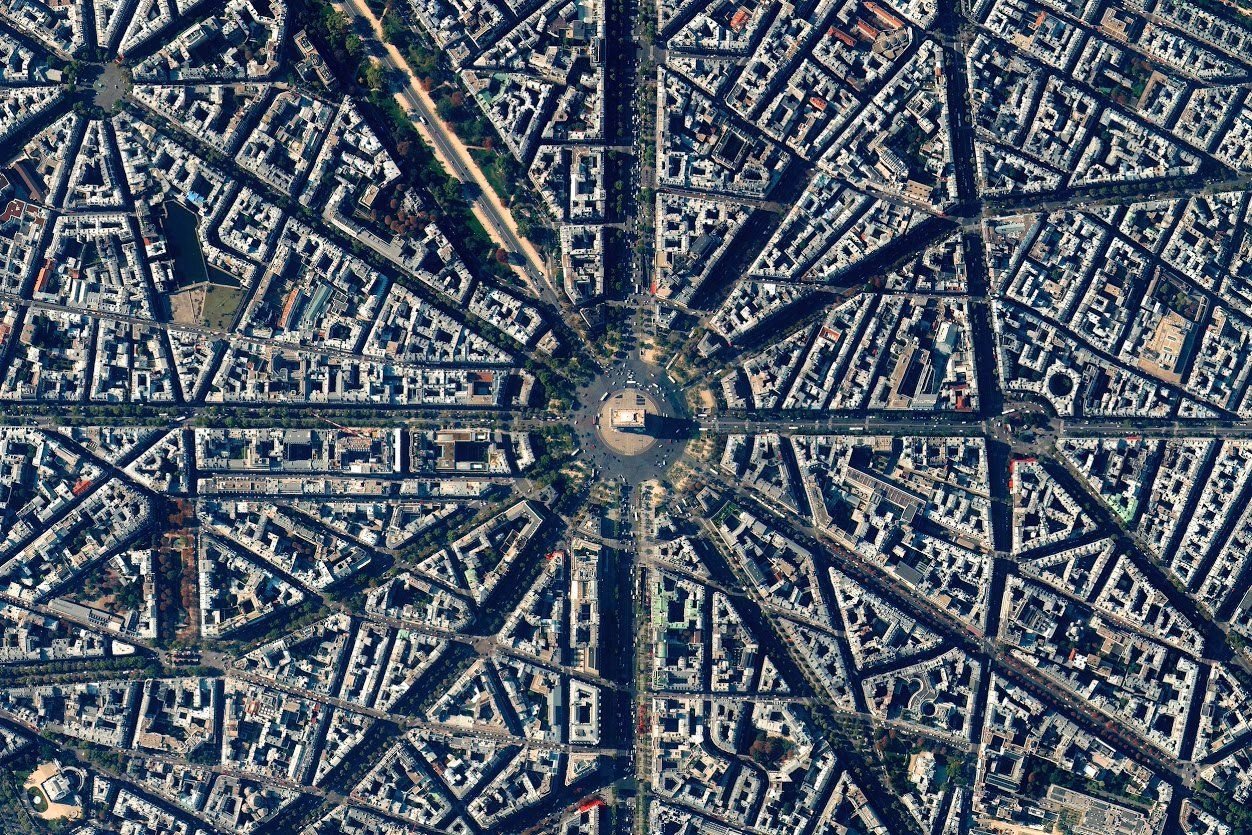 Von oben sieht Paris aus wie eine Labyrinth: Im Bild sind die Straßen rund um den Arc de Triomphe zu sehen.