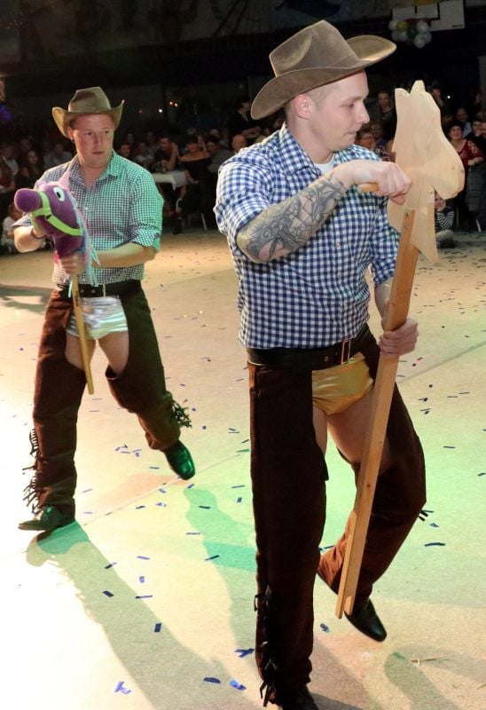 Auf „wilden Pferden“ reiten Mitglieder des Männerballetts zum Showtanz ein.