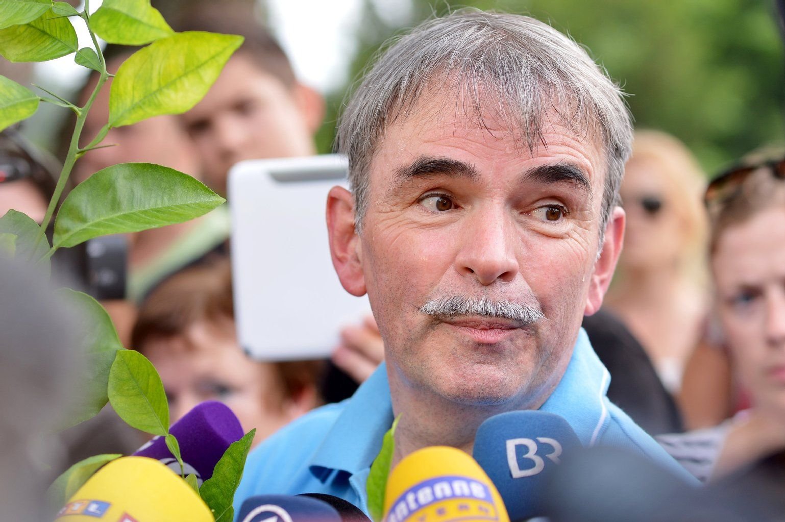 Gustl Mollath spricht nach seiner Entlassung aus dem Bezirkskrankenhaus in Bayreuth (Bayern) mit Journalisten.