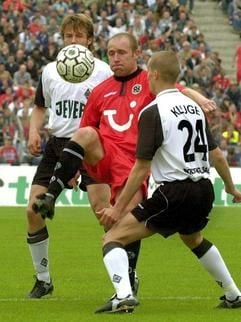 Fußball-Bundesliga Hannover 96 - Borussia Mönchengladbach am Samstag (17.05..2003) in Hannover. Jiri Stajner von Hannover 96 (M) umspielt Bernd Korzynietz (l) und Peer Kluge (r) von Borussia Mönchengladbach. (Foto: dpa)