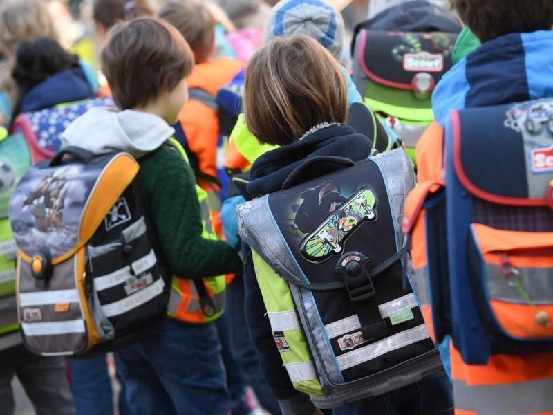 Zahlreiche Schüler. Foto: Arne Dedert/Archiv