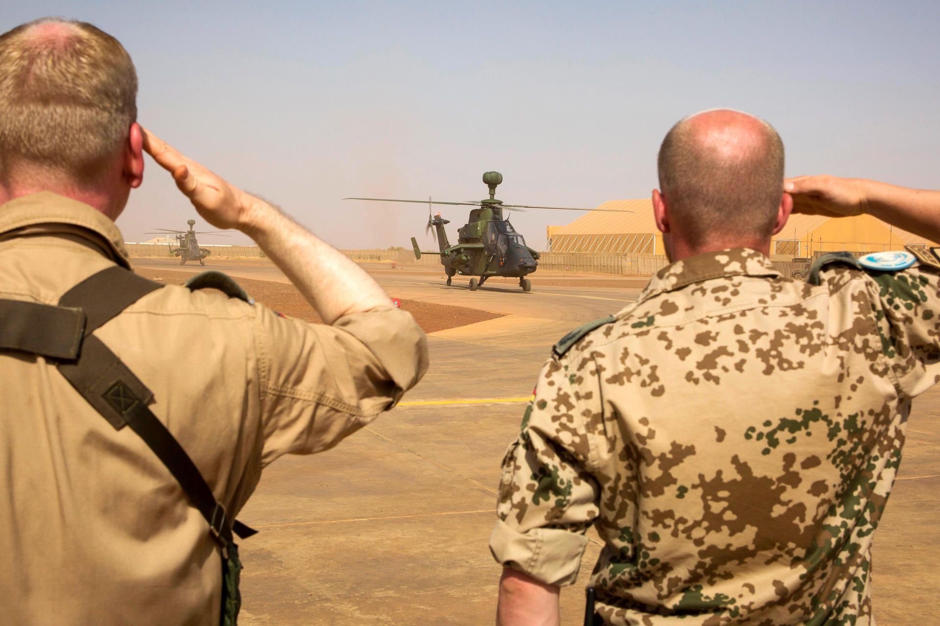 Bundeswehrsoldaten salutieren bei der Ankunft eines Kampfhubschraubers in Mali.