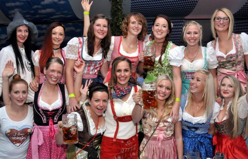 Die „Dirndl-Parade“ im Festzelt war ein Blickfang auf dem Oktoberfest.