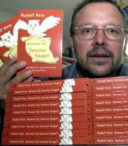 Der Englischlehrer Rudolf Hein zeigt sein Buch mit dem Titel "Kennen Sie Severus Snape?" in Bamberg. Die über 260 "sprechenden" Namen der Harry Potter Bücher hat Hein in seinem Buch entschlüsselt. Die Autorin Joanne Rowling hat Namen aus den verschiedensten Mythologien verwendet, sogar aus der japanischen und indischen.