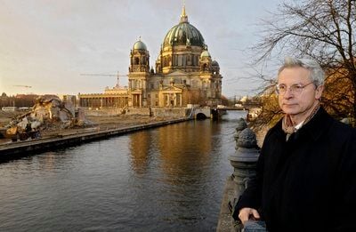 Der italienische Architekt Franco Stella posiert in Berlin vor dem Berliner Schlossplatz, auf dem Arbeiter die Reste des Palasts der Republik demontieren. Stella darf das Berliner Stadtschloss bauen. (FOTO: DDP)