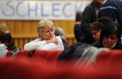 Mitarbeiter warten am Freitag auf den Beginn der Betriebsrätekonferenz der Drogeriekette Schlecker in Berlin. (FOTO: DPA)