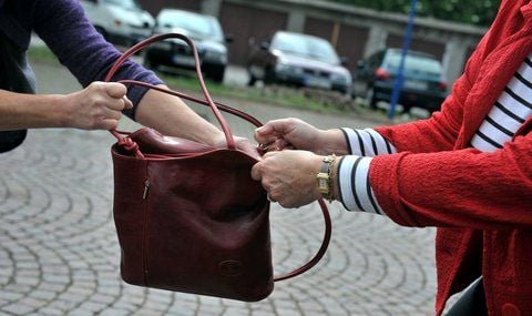 Ein Handtaschendiebstahl kann die Opfer nicht nur um Geld und Werte bringen, sondern ihnen auch die Gesundheit nehmen. (FOTO: ANDRÉ KEHRER)