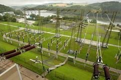 Ohne Strom - im Bild Hochspannungsleitungen am Pumpspeicherkraftwerk Markersbach - geht in der modernen Wirtschaft (fast) nichts mehr. Die Leipziger Strombörse EEX erzielte im ersten Halbjahr 2006 Umsatzerlöse von 20,50 Millionen Euro. (Foto: dpa)