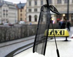 Vor dem Chemnitzer Hauptbahnhof steht ein Taxi mit einem Trauerflor an der Antenne. In der Nacht zuvor hatten unbekannte Täter eine Taxifahrerin im Chemnitzer Schlossteichviertel mit mehreren Messerstichen ermordet. (Foto: dpa)