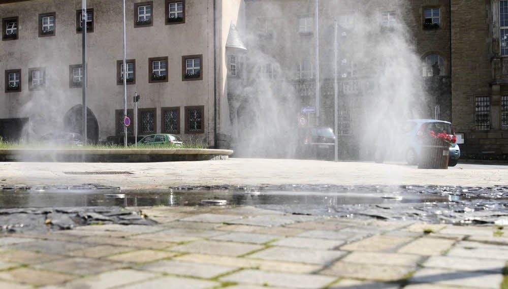 Umstritten, aber fußkühl: Der Nebelbrunnen am Altmarkt nebelt mehrmals am Tag.