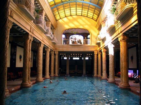 Budapest (Ungarn): Das innere Schwimmbecken inmitten der reichen Jugendstilarchitektur im Gellert-Heilbad am Gellert-Hotel in Budapest. (FOTO: DPA)