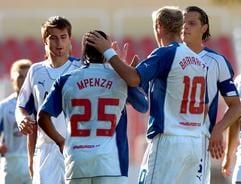 Der Spieler vom Hamburger SV Lokonda Emile Mpenza feiert seinen Treffer mit seinen Mannschaftskollegen am 10. Juli in Skopje. (Foto: dpa)