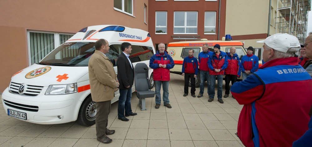 Michael Funke, Chef des DRK , übergab mit Thomas Balcerowski das neue Fahrzeug an Jens Kowalewski (von links) von der Bergwacht.