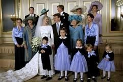 Der niederländische Prinz Johan Friso (M, 35) und seine bürgerliche Braut Mabel Wisse Smit (35) posieren vor ihrer Hochzeit im Nordeinde-Palast in Den Haag für ein Familienbild: Vordere Reihe l-r: die Brautkinder Max Knap (6), Theodora Petalas (9), Lotte Crombag (4), Friso Wisse Smit (3) und Anne van Lippe-Biestefeld van Vollenhoven. Mittlere Reihe l-r: Eveline Wisse Smit (Schwester der Braut), F.M.G. Wisse Smit (Mutter der Braut), Mabel Wisse Smit, Prinz Johan Friso, Könign Beatrix und Sophie von der Recke (Trauzeugin). Hintere Reihe l-r: Prinz Constantijn und seine Frau Prinzessin Laurentien, Kronprinz Willem-Alexander und seine Frau Prinzessin Maxima und Nicoline Wisse Smit (Schwester der Braut). (Foto: dpa)